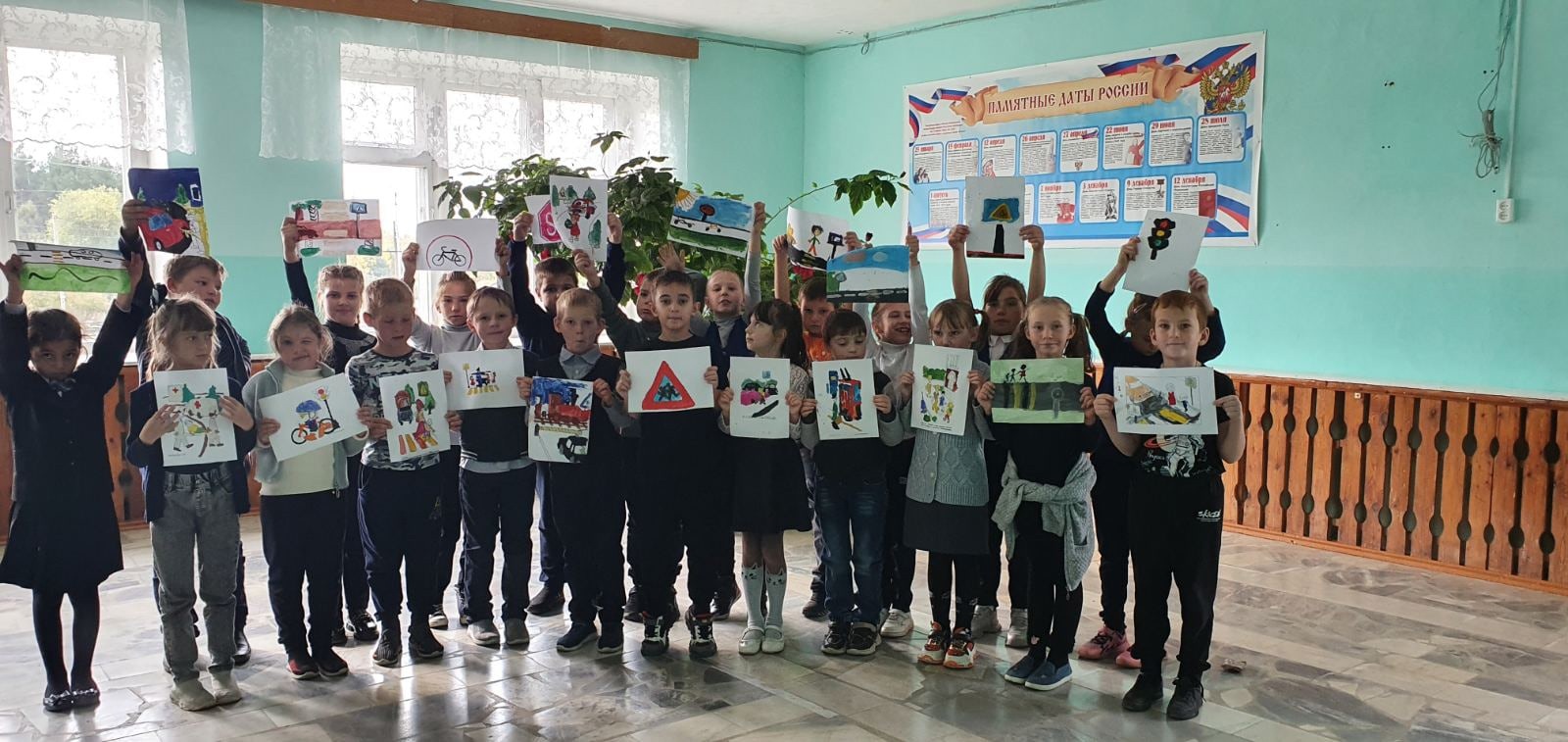 Учащиеся и педагоги Свободинской школы организовали выставку рисунков на тему правил дорожного движения