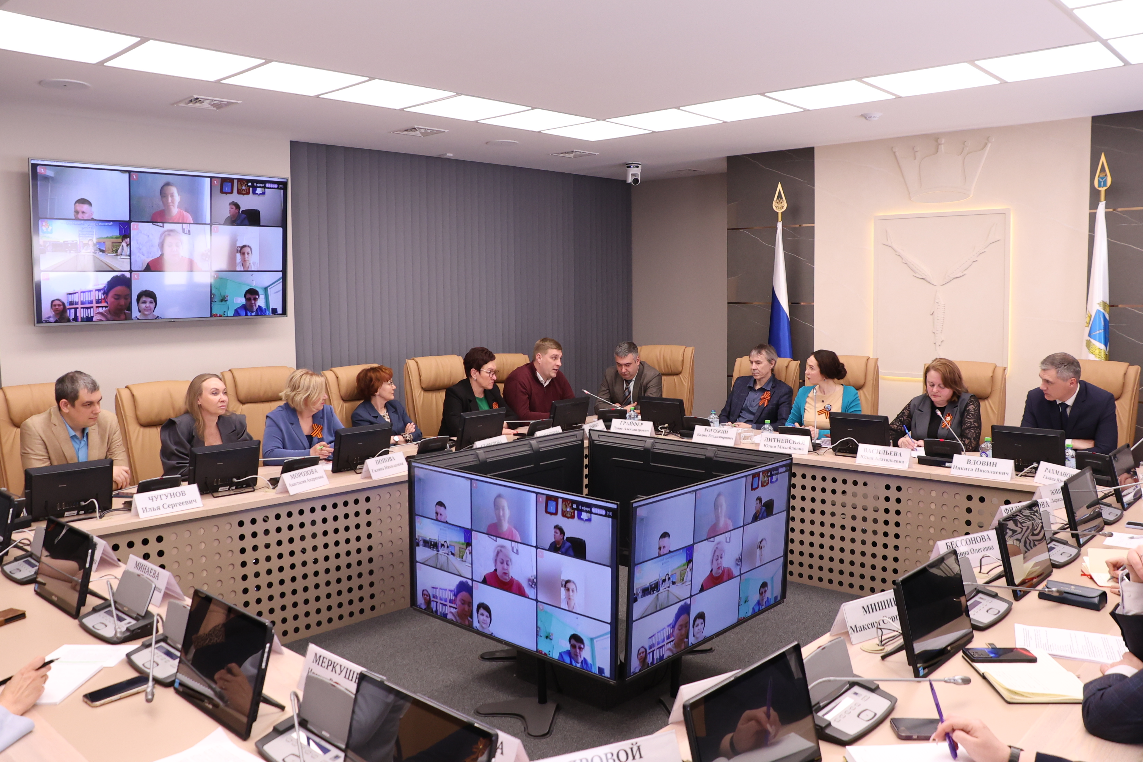 Областные депутаты изучают уровень нагрузки на школьников