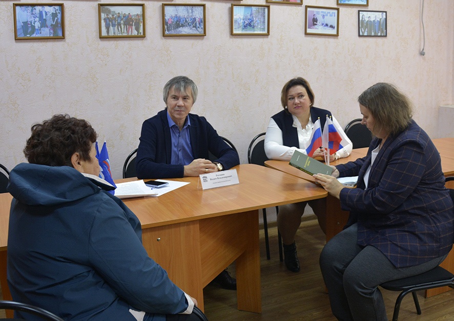 В общественной приёмной партии «Единая Россия» депутат областной думы В. В. Рогожин встретился с автором книги «По следам истории Хватовки» Л. И. Солдатовой