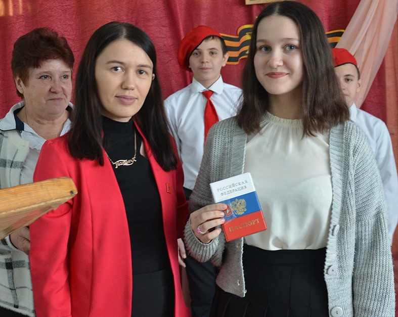 В школе села Стригай руководитель районного отделения Движения Первых Т. О. Дмитриева провела торжественную церемонию вручения атрибутики молодёжной организации в рамках акции «Мы - граждане