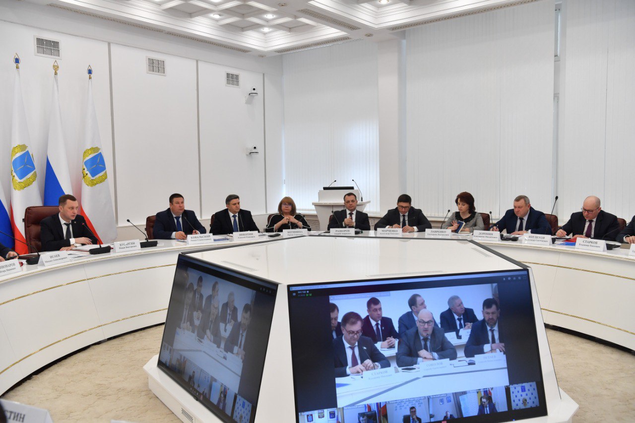 Губернатор Роман Бусаргин провел постоянно действующее совещание с зампредами и министрами, а также главами районов