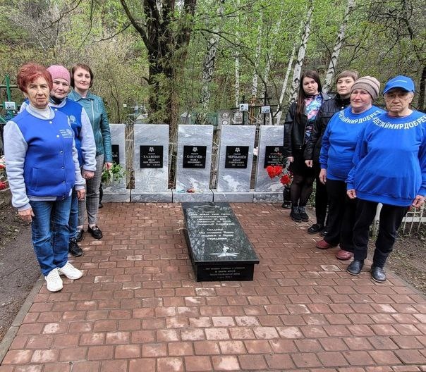 «Серебряные волонтёры» привели в порядок братское захоронение времён Великой Отечественной войны