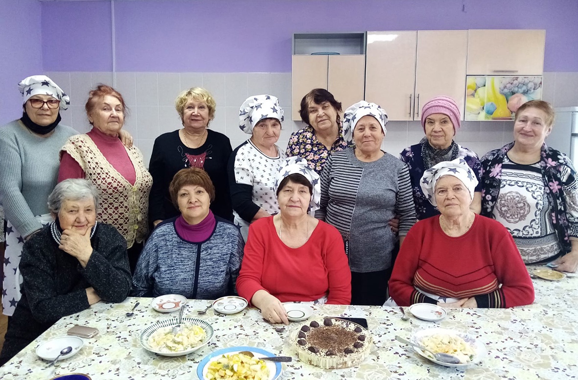 На прошедшей неделе в ГАУ СО КЦСОН Б. Карабулакского района в творческой мастерской «Доброцентр» состоялась познавательно-развлекательная программа «Кулинарный поединок»