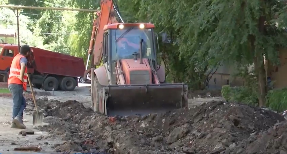 В 13 городах и райцентрах региона начался масштабный ремонт дворов в рамках депутатской программы Вячеслава Володина.