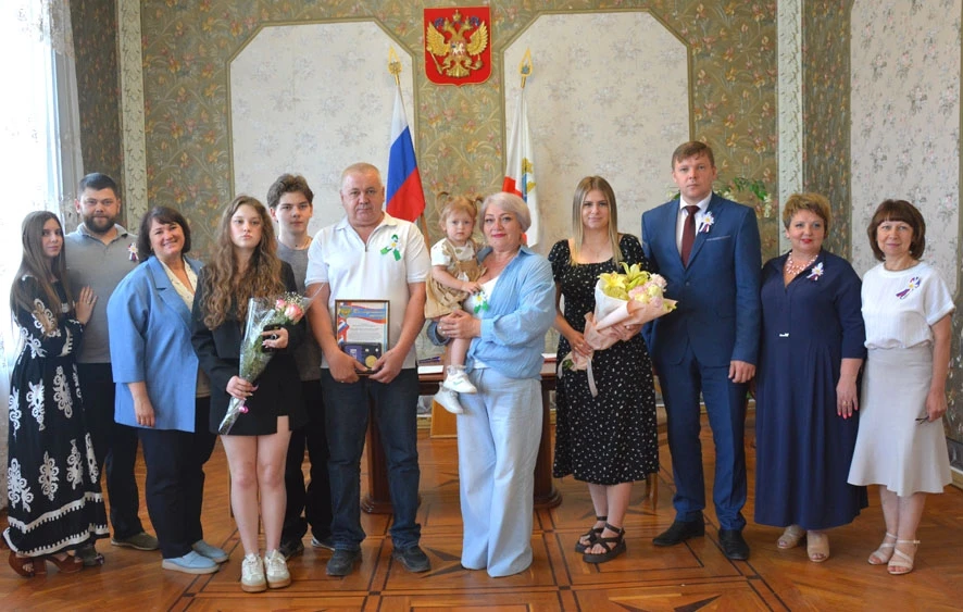 32 года под одним зонтом: Вячеслав и Ольга Ставкины получили медаль «За любовь и верность»