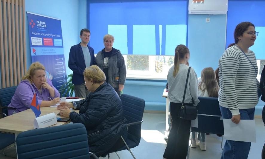В Базарном Карабулаке ярмарка вакансий объединила работодателей и будущих специалистов